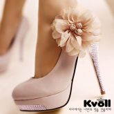 Sapato Kvoll salto alto de couro com aplique de flor